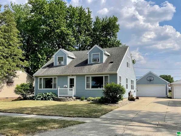 40 S Windsor Cir, Storm Lake, IA 50588