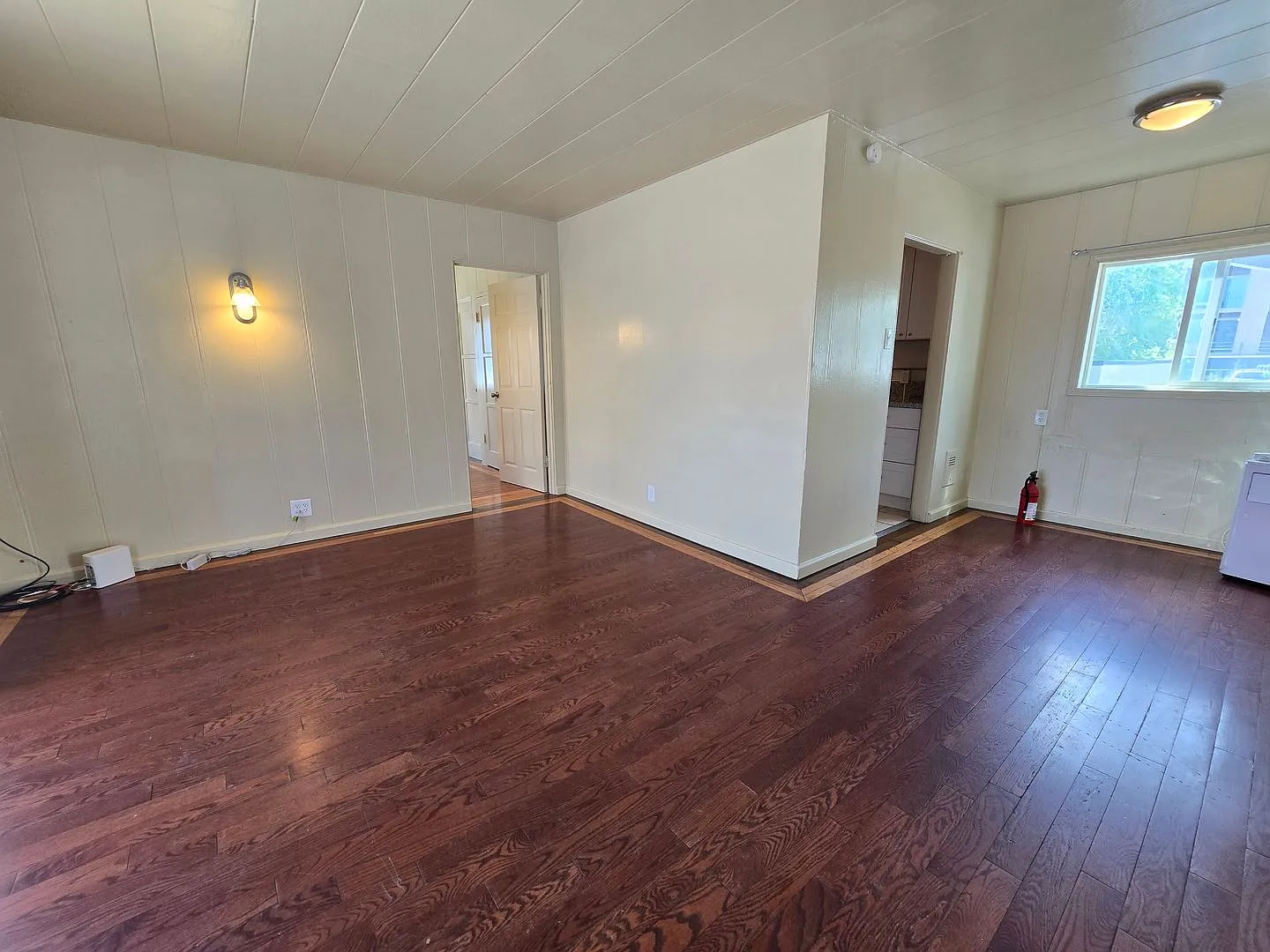 Bright 3-Bedroom Home Near UNR with Internet, Laundry and 3 Parking Spaces — Photo 2