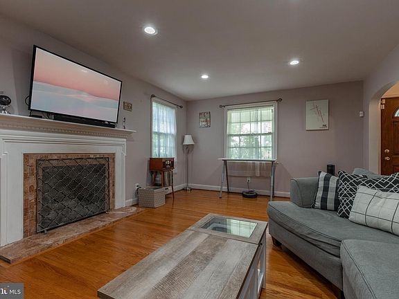5th image of 116 W Stratford Ave