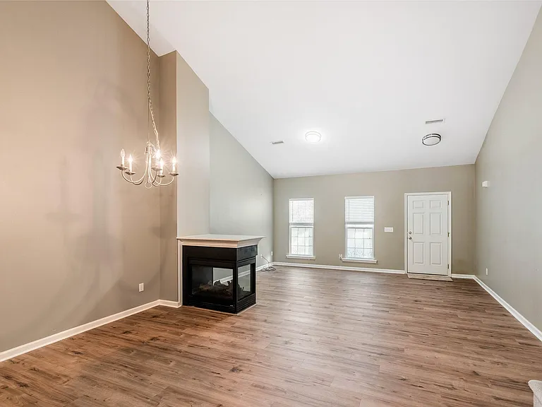 12215 Fox Valley St — Photo 4