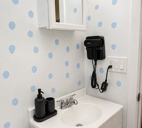 2nd image of 9 W 51st St #1