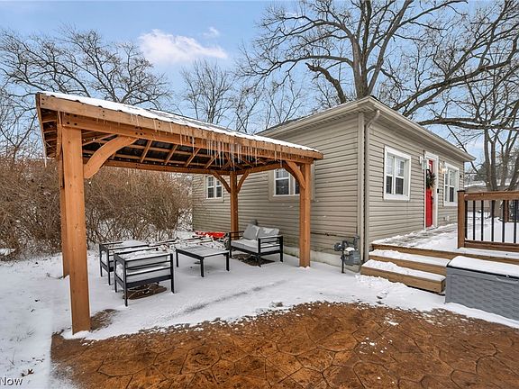 3rd image of 99 Meadowridge Rd