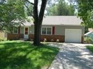 7506 Sagamore Rd, Prairie Village, KS 66208