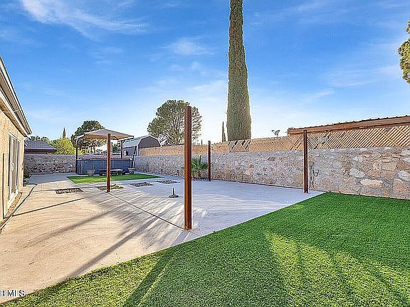 27th image of 3709 Roslyn Dr