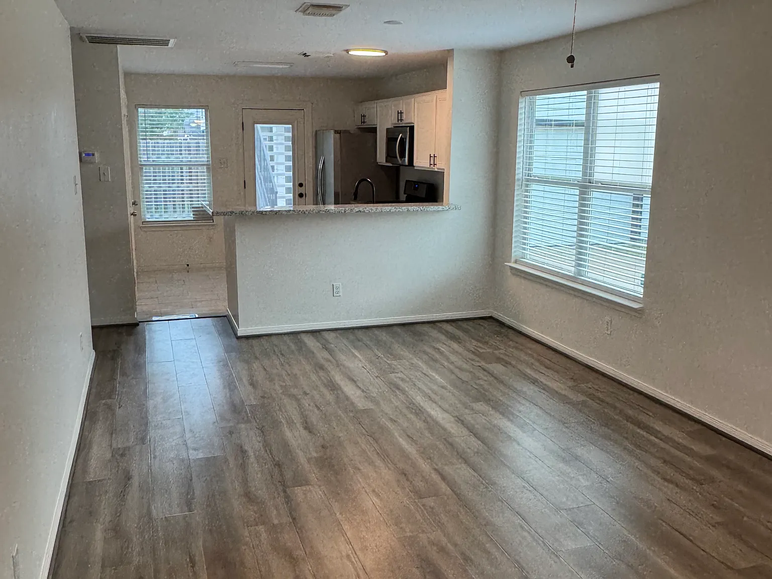 3 bed, 1.5 bath, 1027 sqft, $1,500 — Photo 4