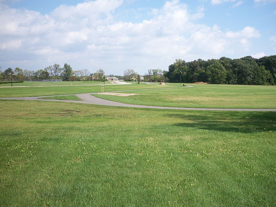 Beautiful Park behind home, schools are walking distance