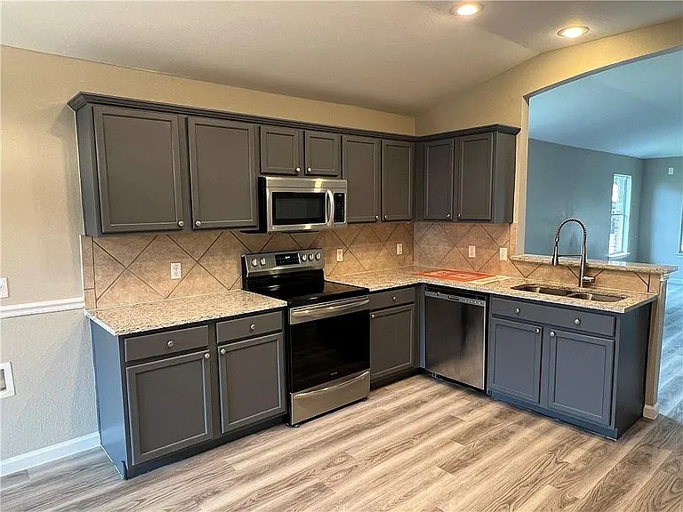 305 Mossy Rock Dr — Photo 2