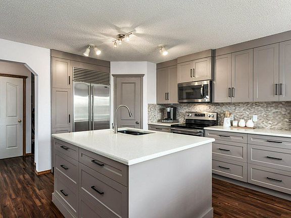 3rd image of 2 W Springbank Cres SW