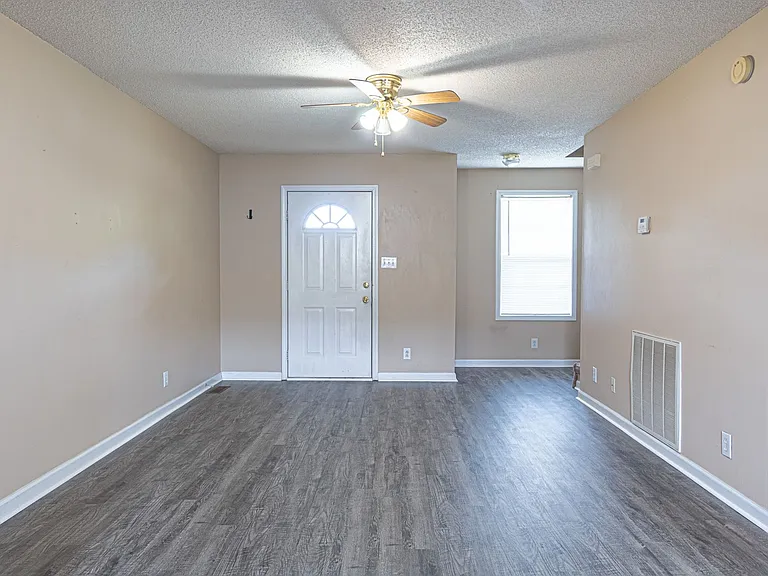 824 Flyer Ct — Photo 2