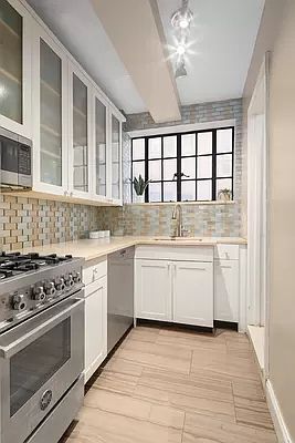 4th image of 325 E 41st St APT 202