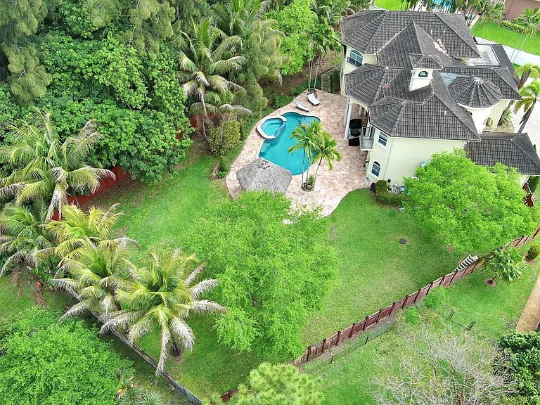 6301 SW 58th Ct — Photo 3