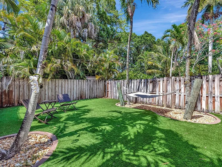 853 SW 11th Ct — Photo 47