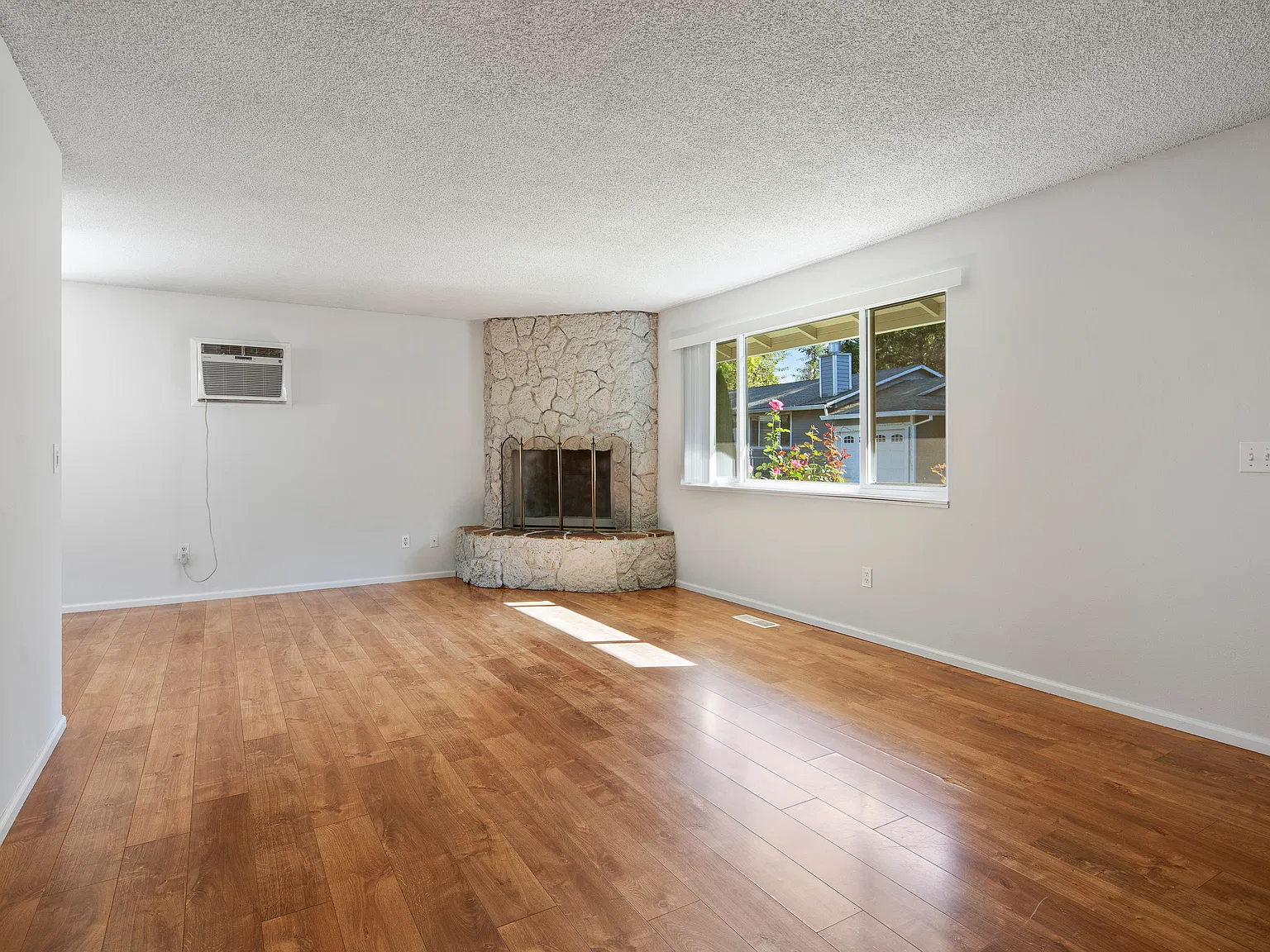 3 bed, 1000 sqft, $1,795 — Photo 2