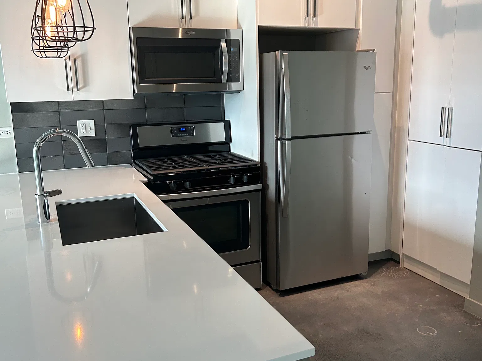 1 bed, 881 sqft, $2,920 — Photo 3