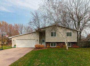 1061 Oak Terrace Dr, North Mankato, MN 56003