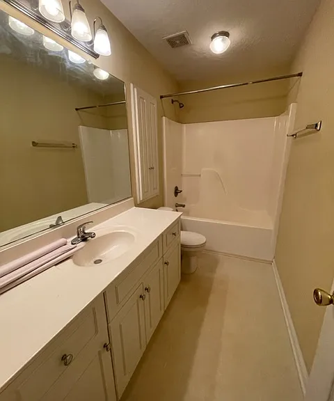 504 Edgecliff Ln — Photo 6