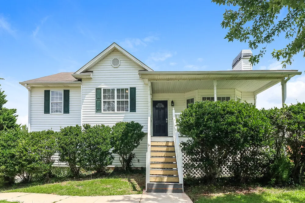 3 bed, 2.0 bath, 1279 sqft, $1,650 — Photo 1