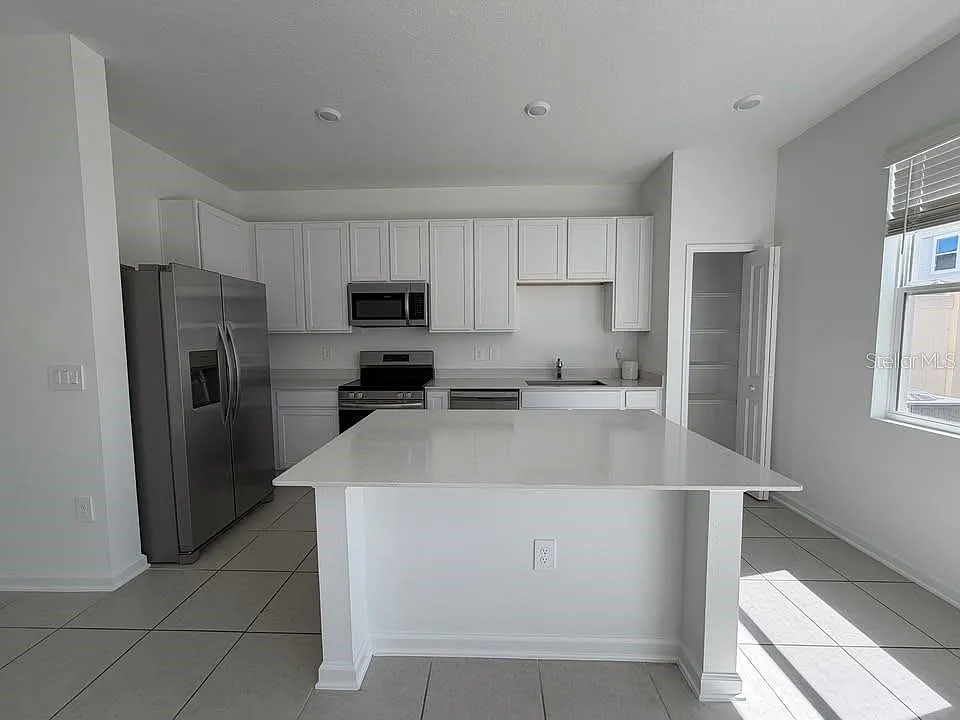 3 bed, 2.5 bath, 1874 sqft, $1,950 — Photo 3