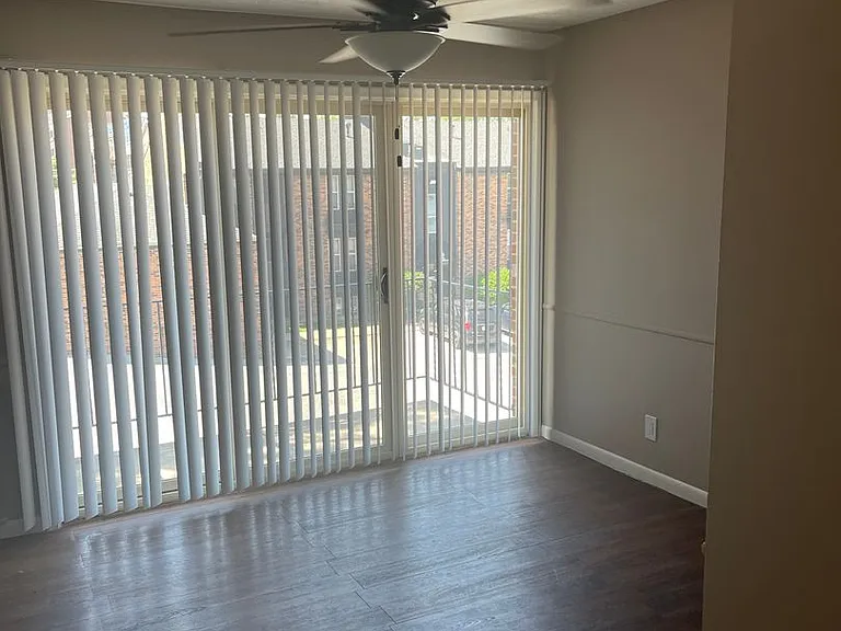 Bristol Square Apartments — Photo 78