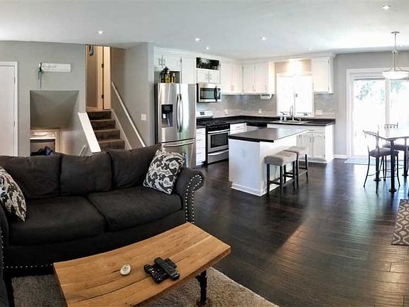 3rd image of 210 Crane Dr