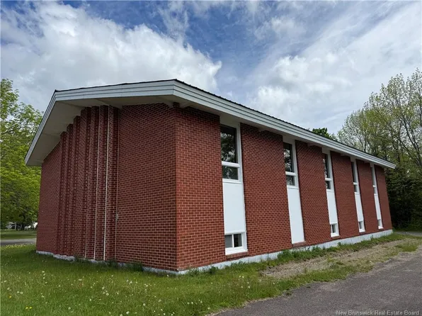 98 McNair Dr, Nackawic, NB E6G 1A8