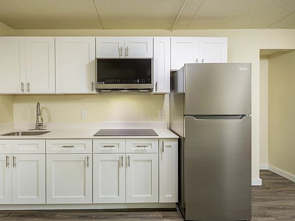 3rd image of 1335 Garner Ln #204