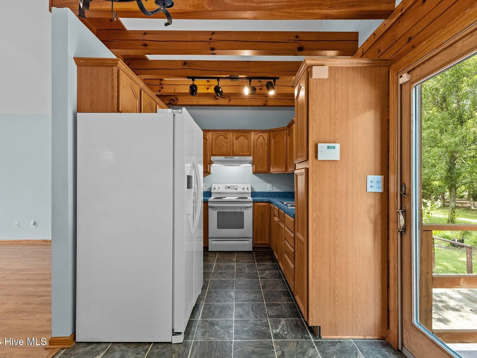 3 bed, 2.0 bath, 1392 sqft, $1,900 — Photo 3