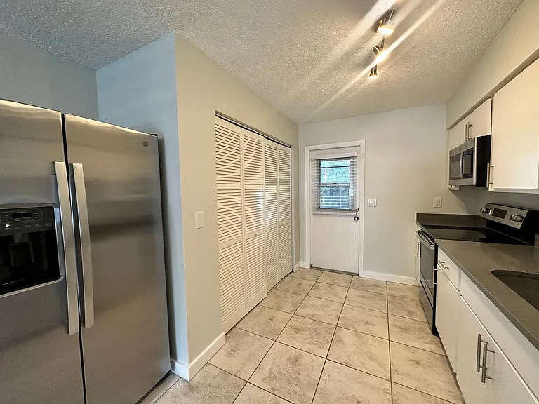Lakeside Cove Apartments — Photo 5