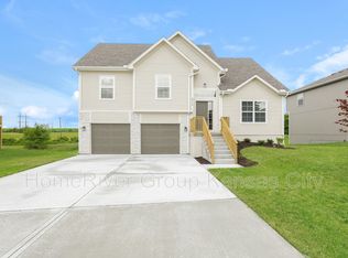 9712 E 219th Cir, Peculiar, MO 64078