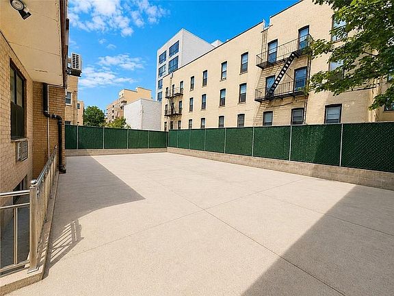 5th image of 125 Bay 29th St