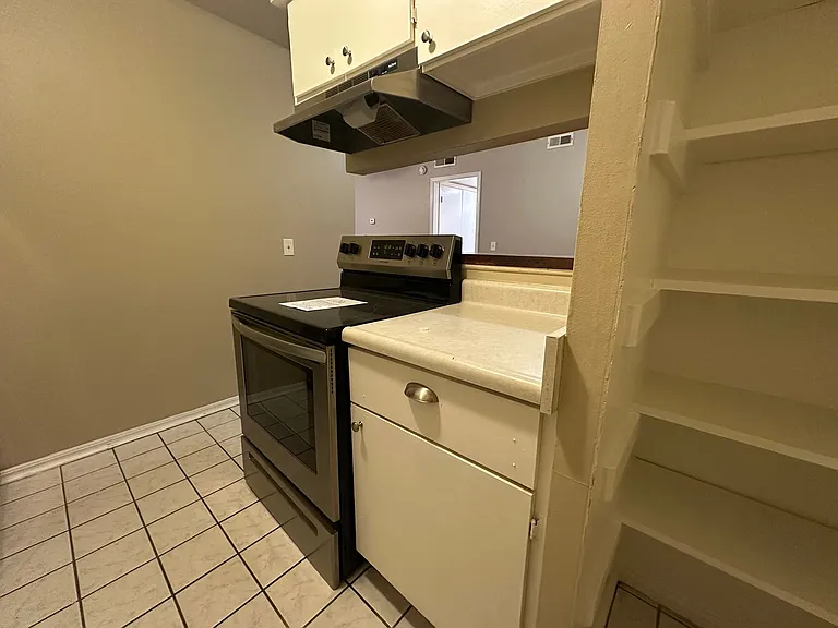 6032 Nw Expy #D — Photo 11