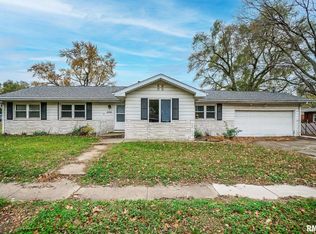 2104 Willow St, Pekin, IL 61554