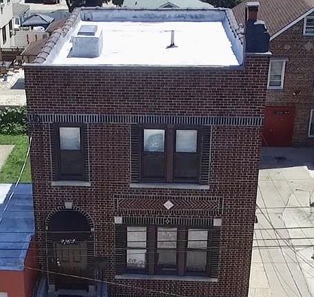 2nd image of 2762 Hering Ave