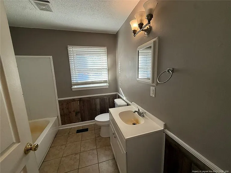 2223 Carbine St — Photo 5