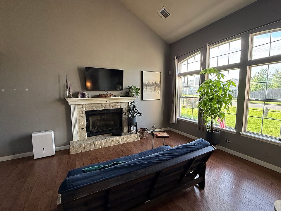 1st image of 1405 W San Antonio St