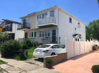 25 Strawberry Ln, Staten Island, NY