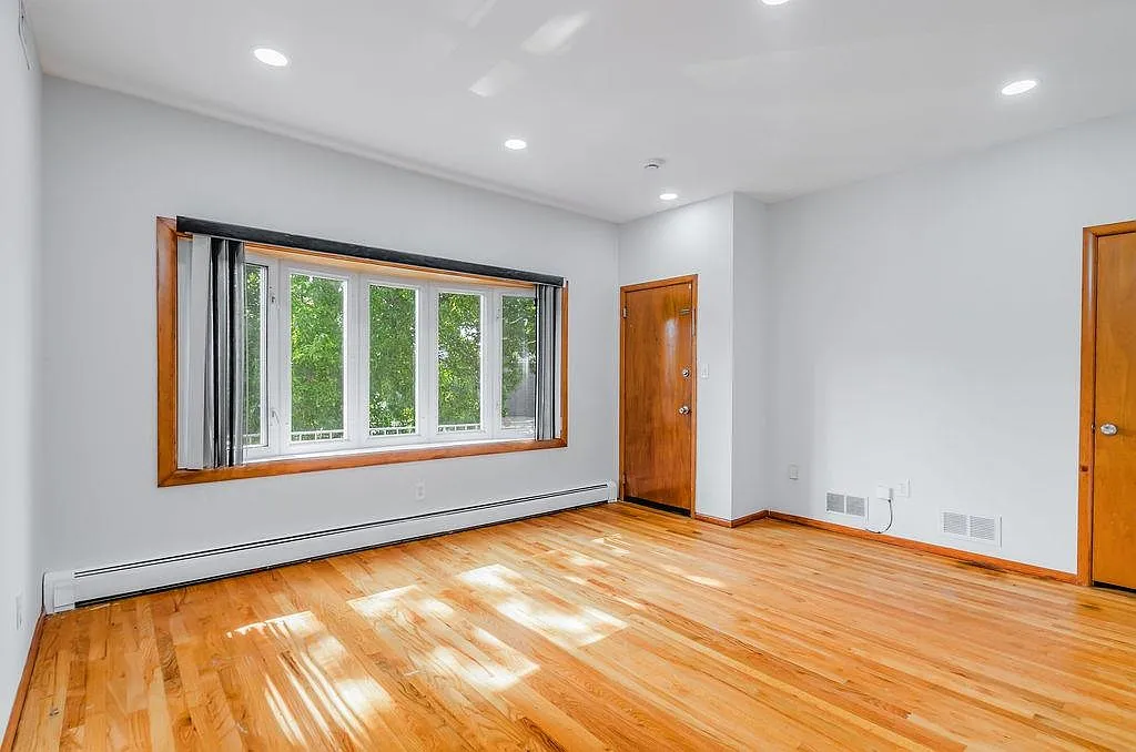 3 bed, 1.0 bath, $2,500 — Photo 4