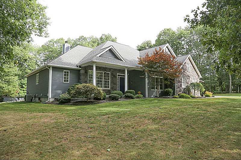 1st image of 4 Woodmansee Ct