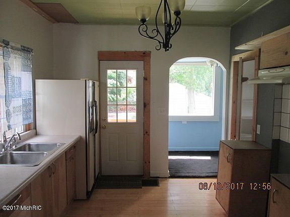 5th image of 828 Hancock St SE