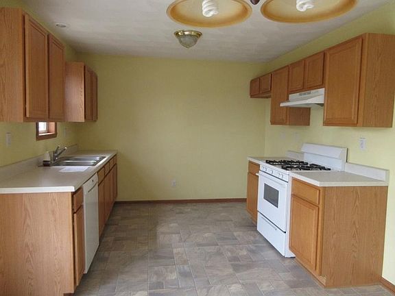 3rd image of 802 Winfield Dr