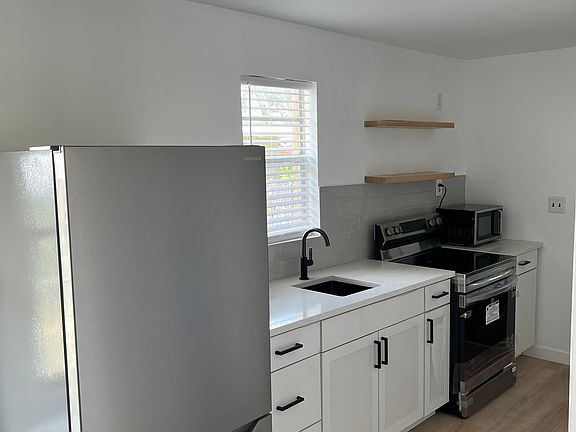 3rd image of 628 N D St