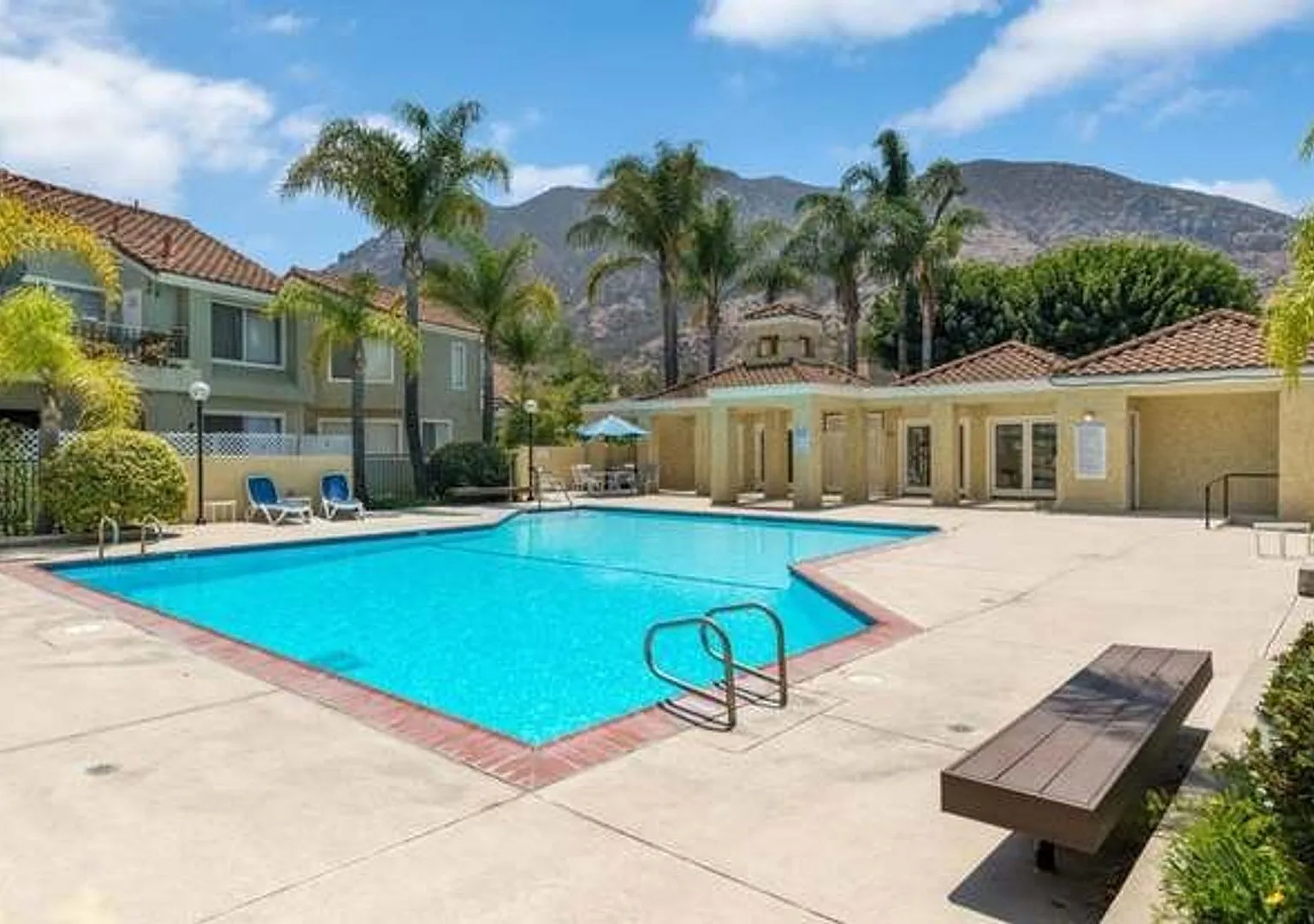 Gated Private End-Unit 2+2 Condo at Camarillo Springs — Photo 3