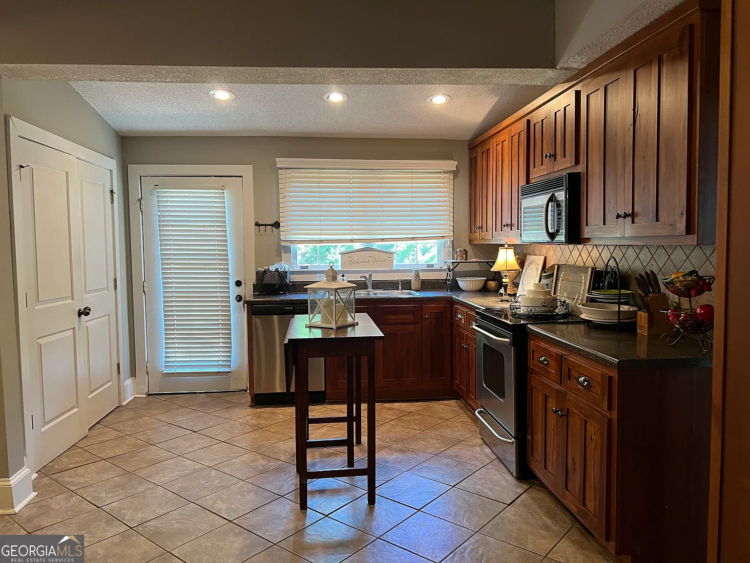 3 bed, 2.0 bath, 2112 sqft, $2,000 — Photo 3