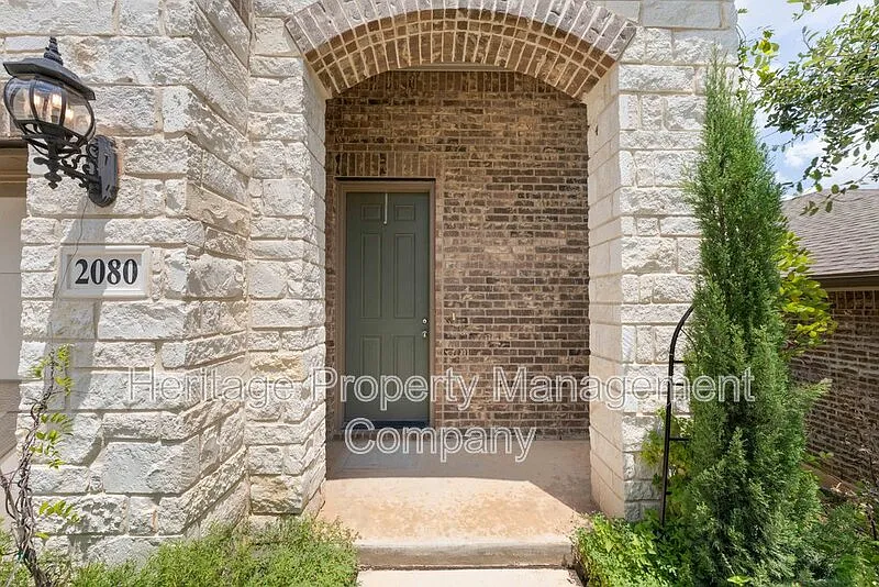 3 bed, 2.5 bath, 2121 sqft, $2,350 — Photo 3