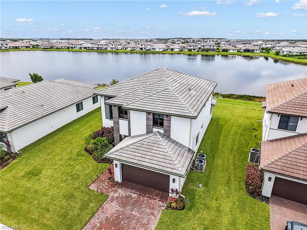 4 bed, 3.0 bath, 3300 sqft, $3,900 — Photo 2