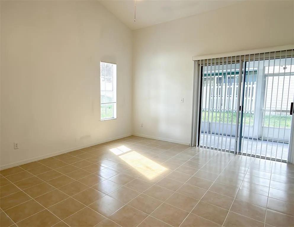 3 bed, 2.0 bath, 1228 sqft, $2,100 — Photo 2