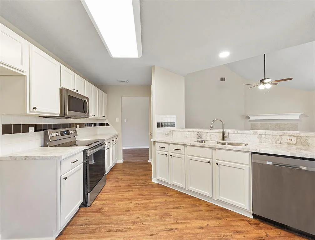 3 bed, 2020 sqft, $2,200 — Photo 4