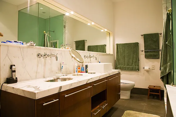 Sold by aptsandlofts.com | media 22