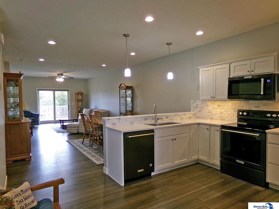 1st image of 904 Meadow St