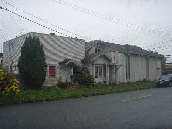 3rd image of 131 Cedar Ave